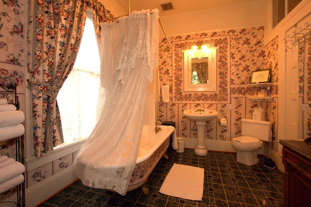 Lion And The Rose Victorian Guest House Portland Exterior photo