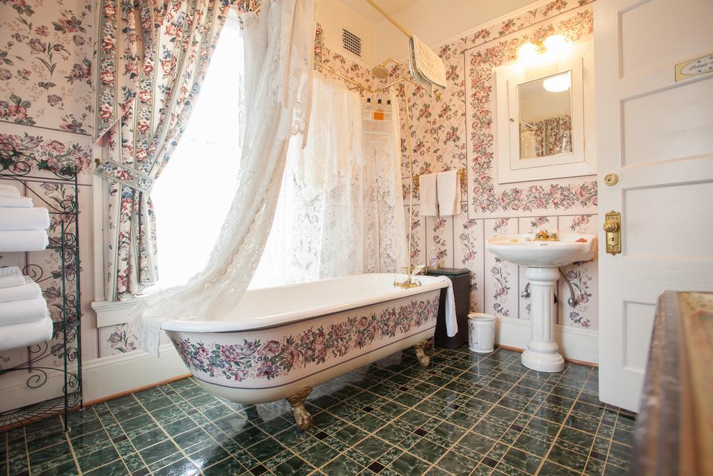 Lion And The Rose Victorian Guest House Portland Exterior photo