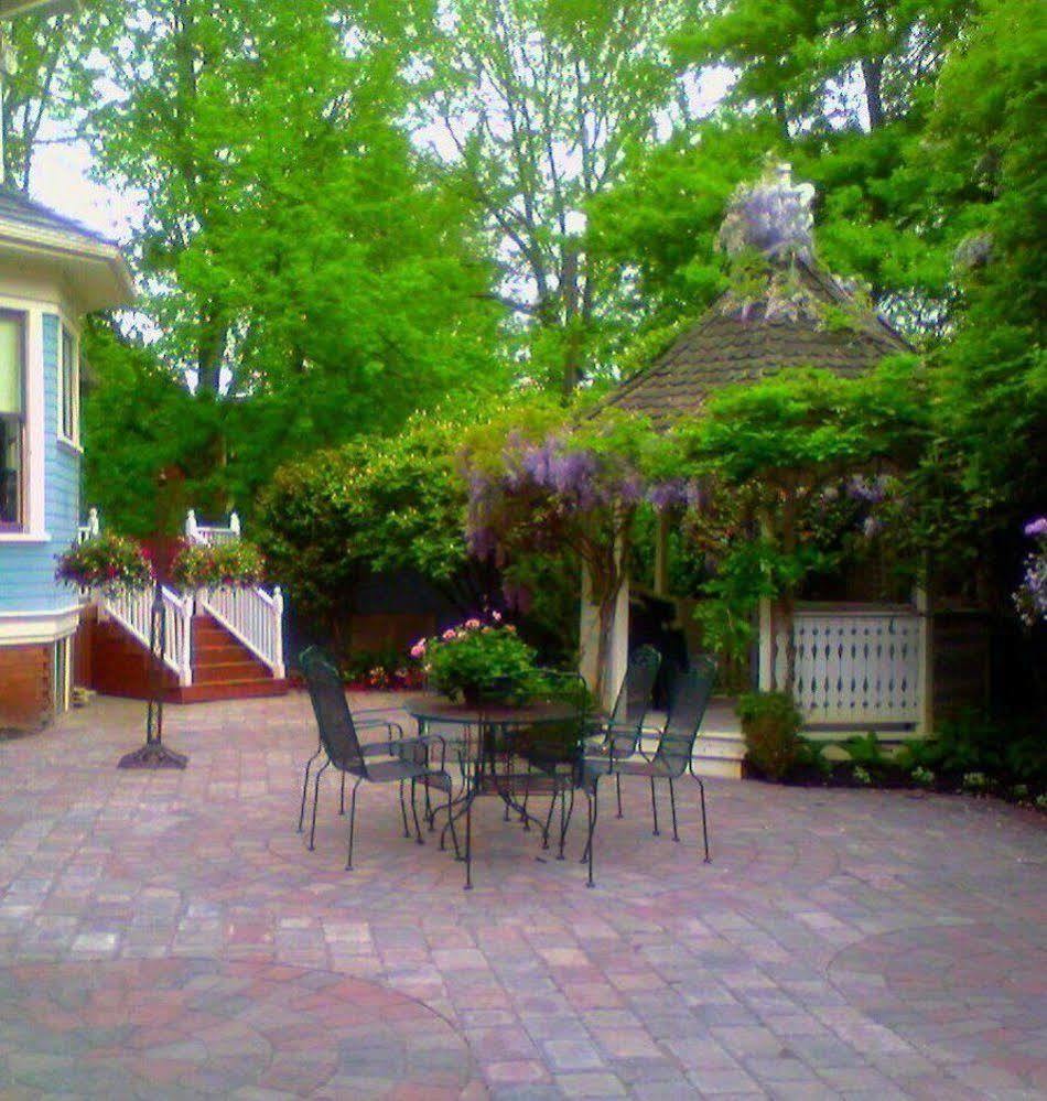 Lion And The Rose Victorian Guest House Portland Exterior photo